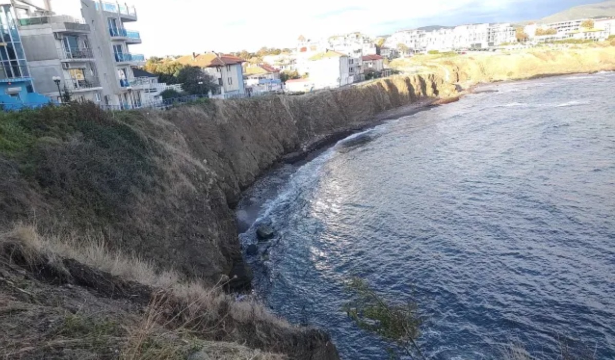 Опасно свлачище се активира на крайбрежната улица в Ахтопол след пороите