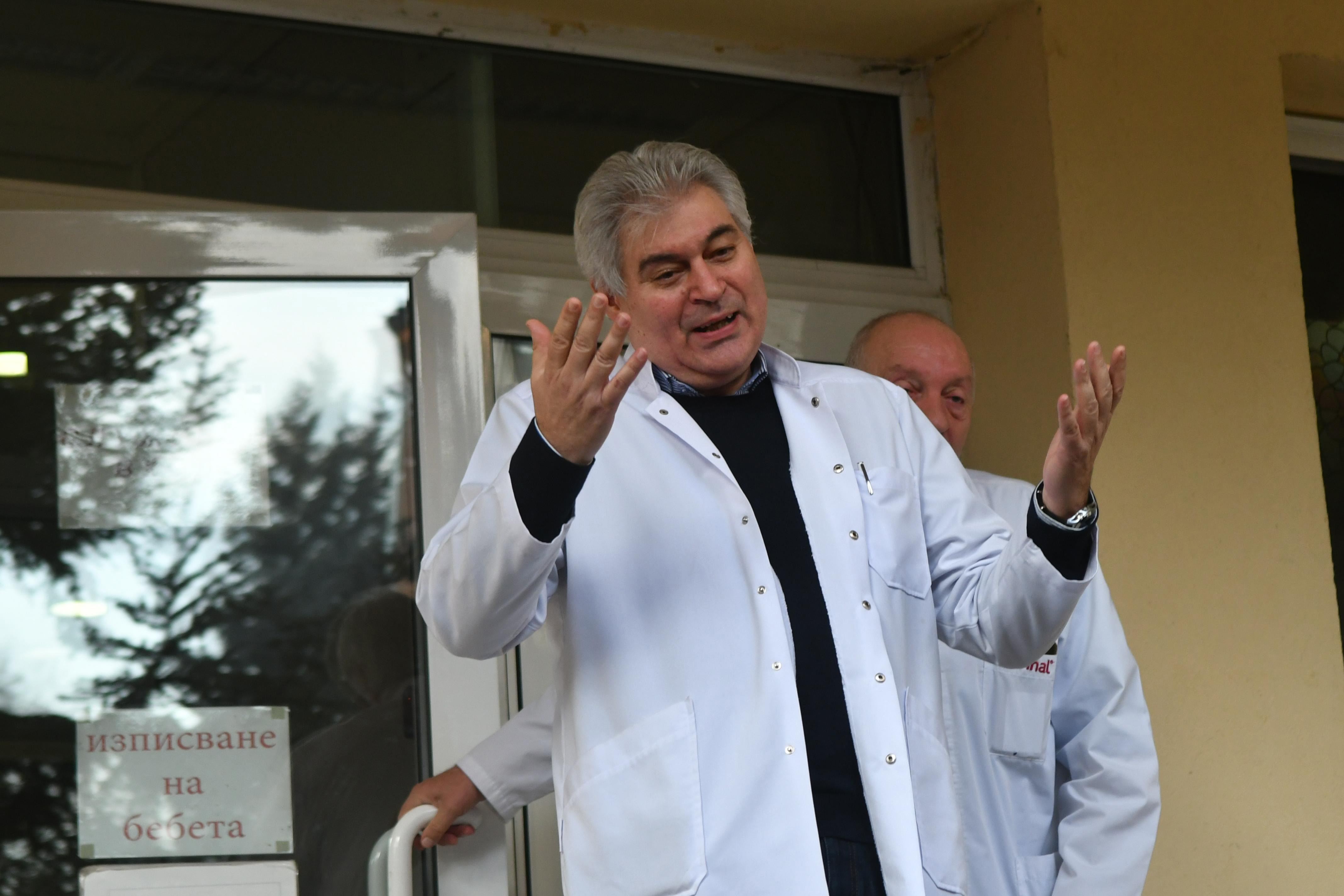 Служители на „Шейново” излязоха на протест в подкрепа на директора на болницата