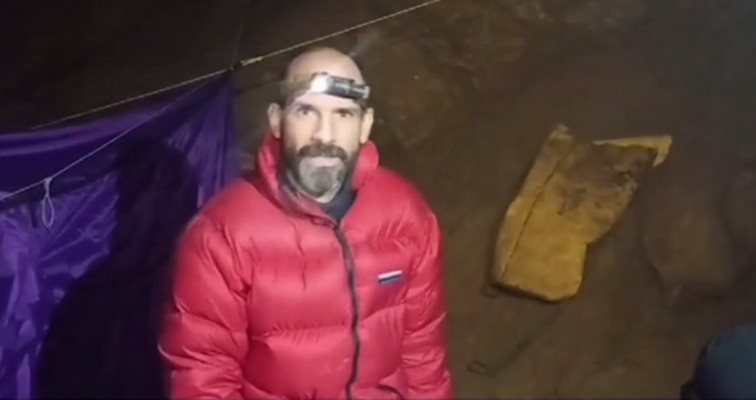 След 10 дни в тъмното: Спасители извадиха от пещерата тежко болния учен Марк Дики