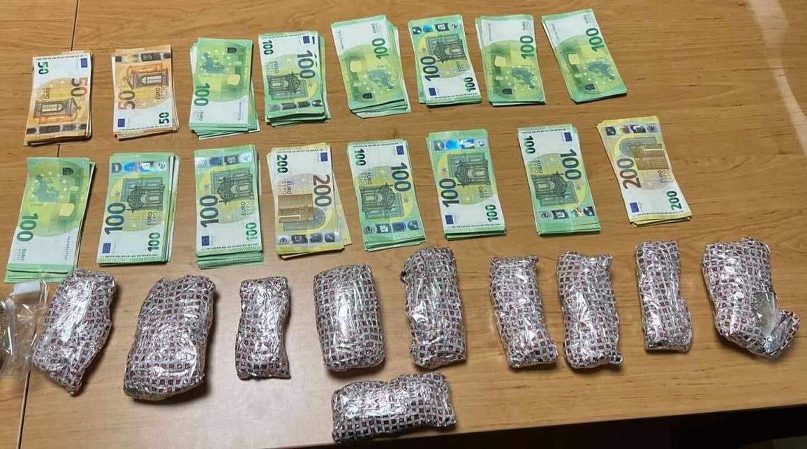 Откриха контрабандно злато и валута за над 350 000 лв. в хладилник на микробус