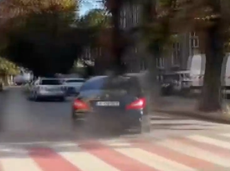 Шофьор дрифти на две пешеходни пътеки в Русе