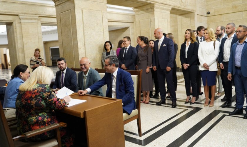 ГЕРБ внесоха в ЦИК 9999 подписа за местните избори: Тръгваме за победа