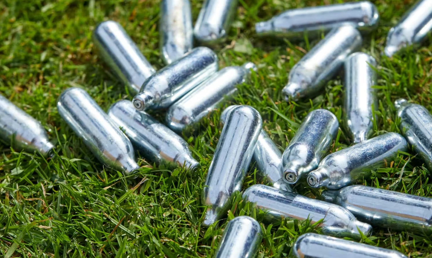 Установиха самоличността на момичетата от Русе, заснети да дишат райски газ