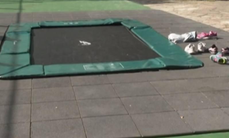 Момчето, прободено с нож на детска площадка: Няма да издържа, докато дойде линейката