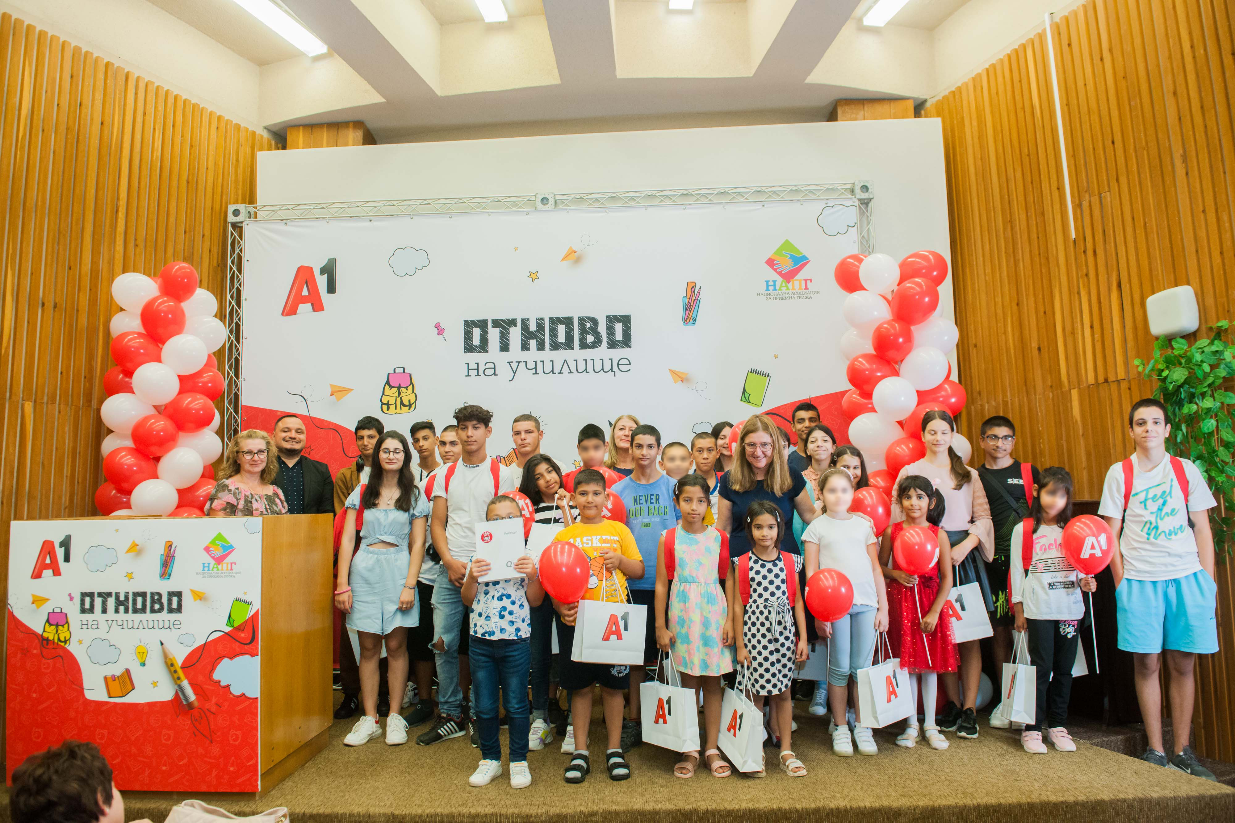 С нови таблети, раници, тетрадки и помагала от А1 близо 330 деца от приемни семейства започнаха новата учебна година