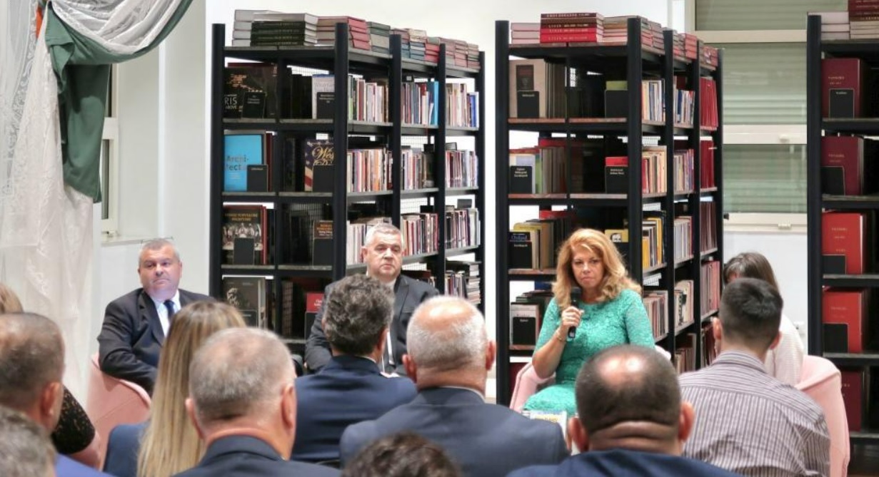 Йотова в Албания: Правата на етническите общности са сред най-важните условия за членство в ЕС