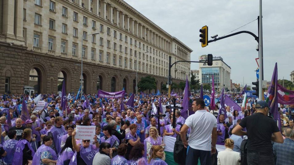 Хиляди миньори скандираха „Оставка!“ пред Министерския съвет (обзор)