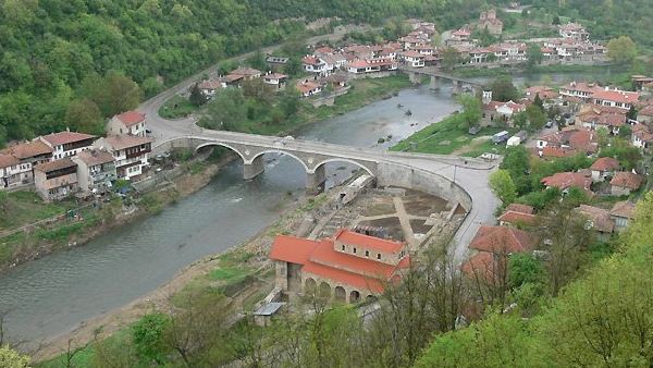 Боя от производството на дървообработващ завод оцвети водите на река Янтра във Велико Търново