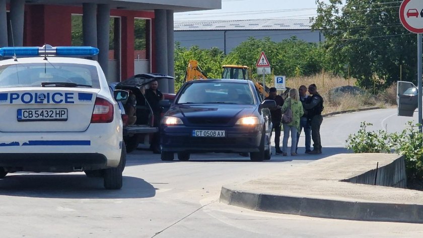 Въоръжен мъж се барикадира в Стара Загора
