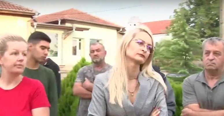 "Уби майка си, пуснаха го на свобода и ни напада": Психично болен мъж отново тормози цяло село
