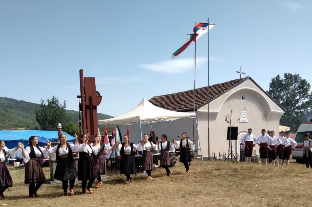 Стотици се събраха на българо-сръбския събор край село Бобешино