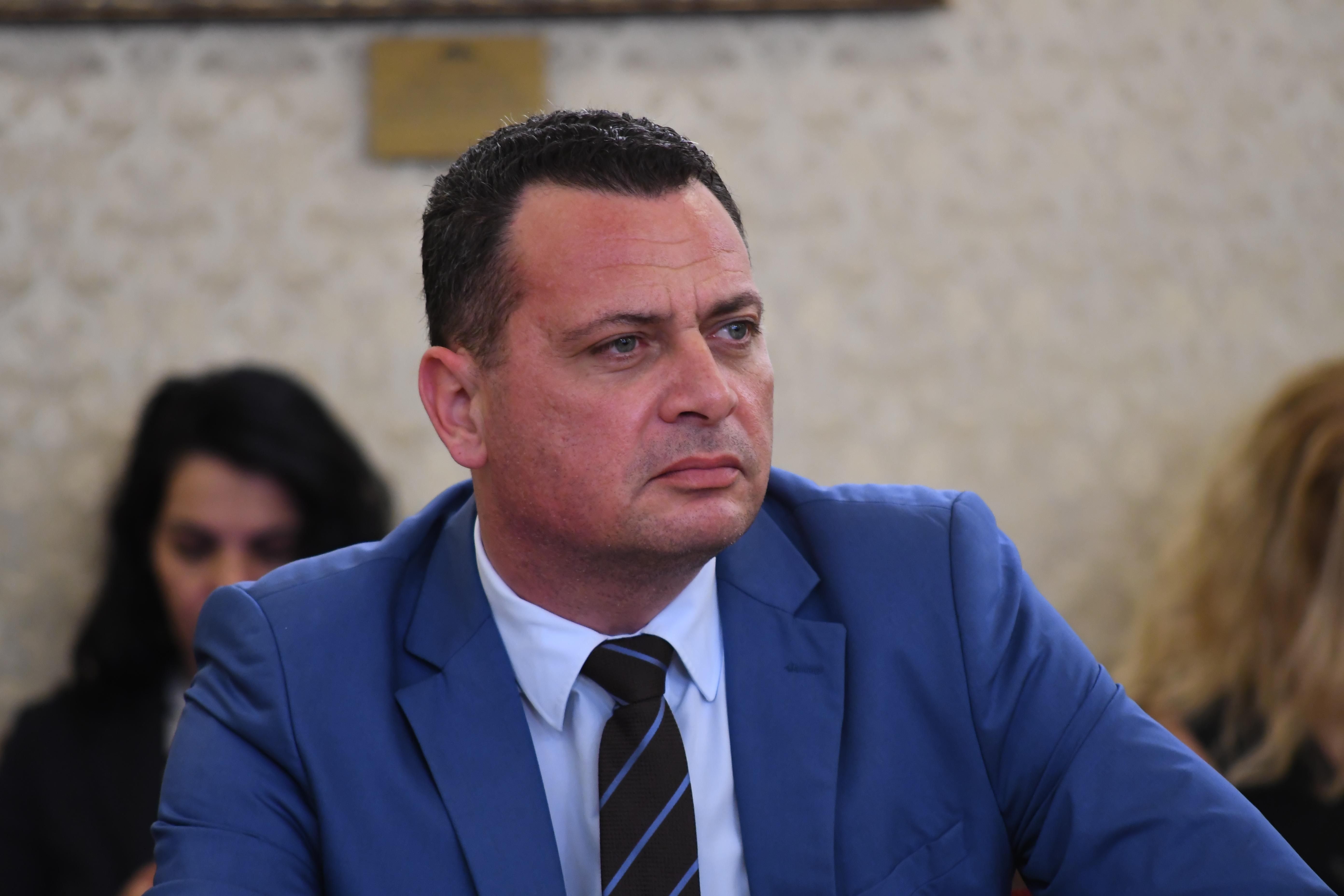 Тежка загуба от Румъния за българските депутати на футболния терен, вадят Ченчев на носилка