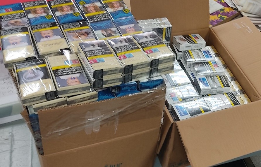 Откриха 500 кутии цигари, скрити в хладилния агрегат на камион