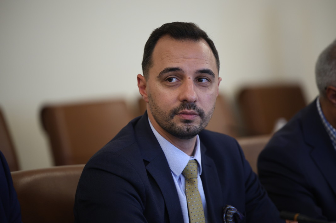 Министърът на икономиката: Ще има ръст в цените на горивата, ако депутатите прекратят дерогацията за руския петрол