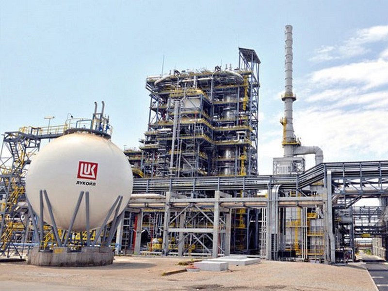 Още година „Лукойл“ работи с руски нефт