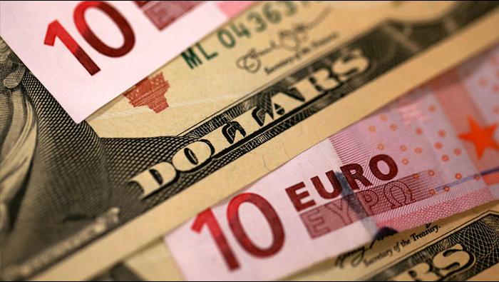 Курсът на еврото остава под 1,06 долара
