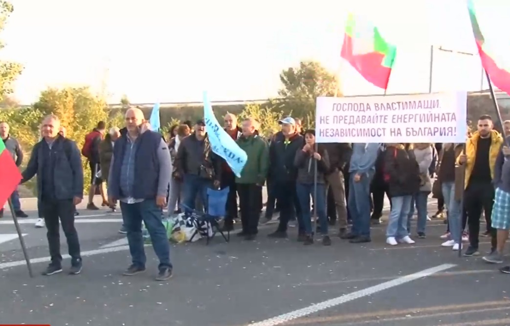 Протестът на енергетиците продължава, блокадите също