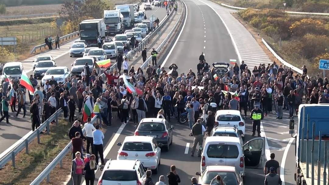 И в Русе протестират, в Сливен затвориха пътни артерии, блокадата край Стара Загора продължава