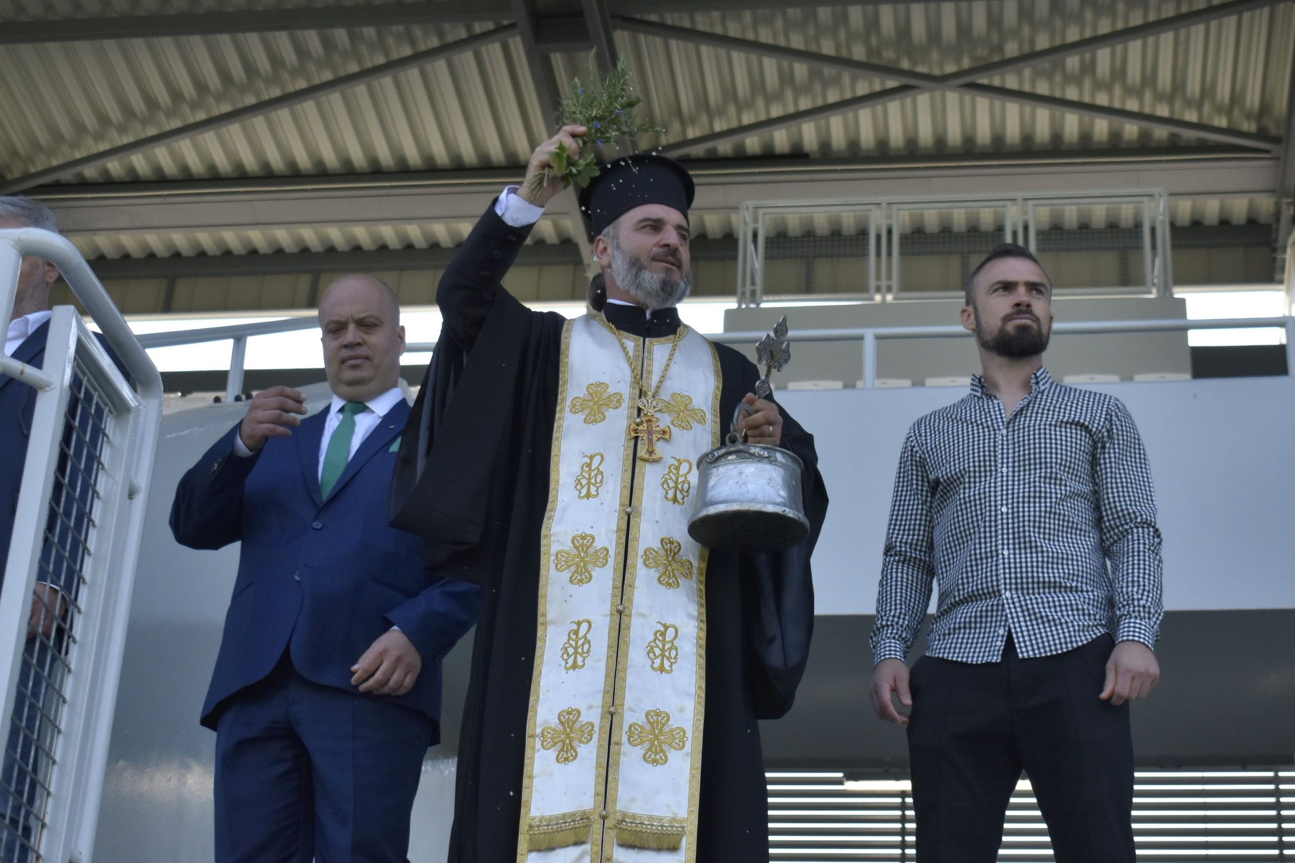 Осветиха южната трибуна на стадион „Локомотив“ в Пловдив