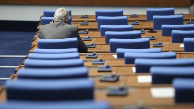 Упадакът на политическата система