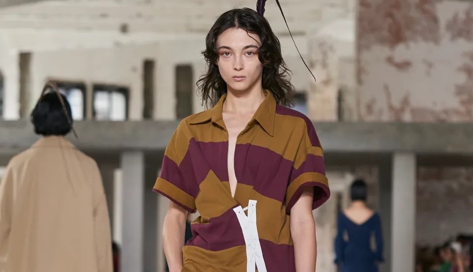 18-годишната Яна Карапаунова дефилира на Paris Fashion Week