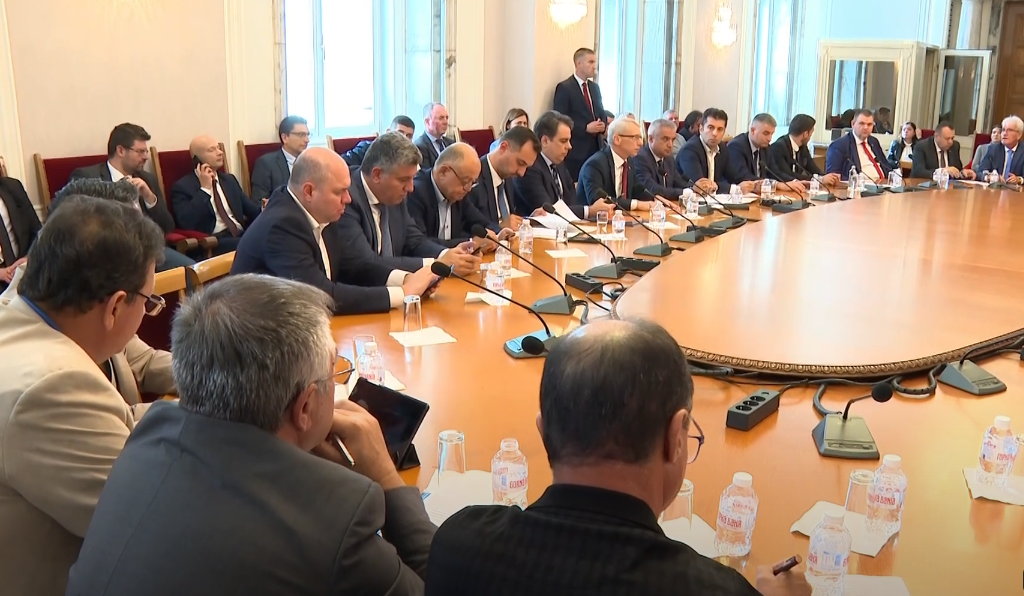 Вижте пълен запис от срещата на кабинета с протестиращите енергетици (ВИДЕО)