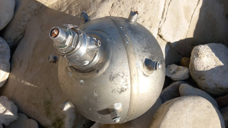 Част от ракетен двигател изплува на брега край Балчик