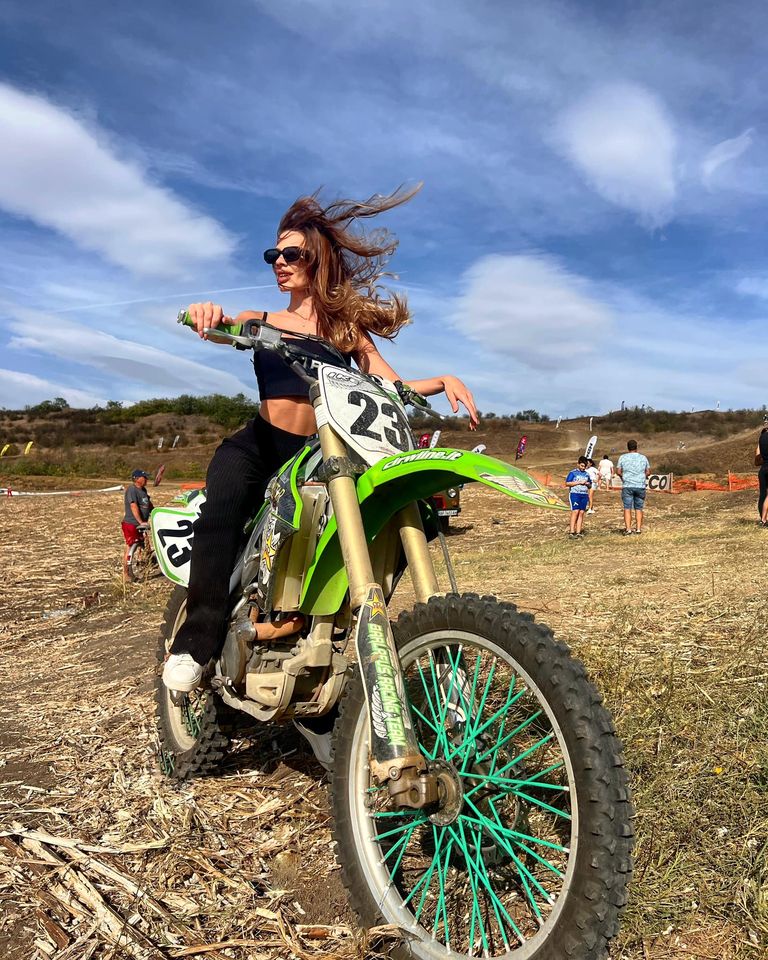 Секси участничка от "MasterChef" се качи на мотор