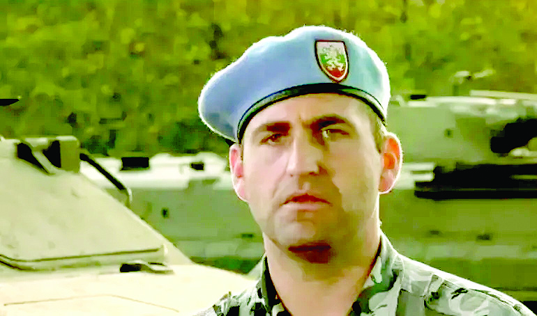 Евродепутат хвали казармата - калила му духа