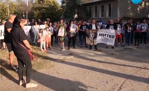 Отново протест в Цалапица след убийството на Димитър: Родителите на близнаците се завърнаха в селото