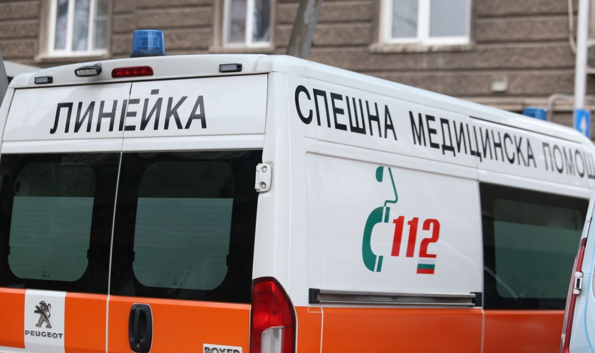 Четирима пострадаха при катастрофа между три автомобила