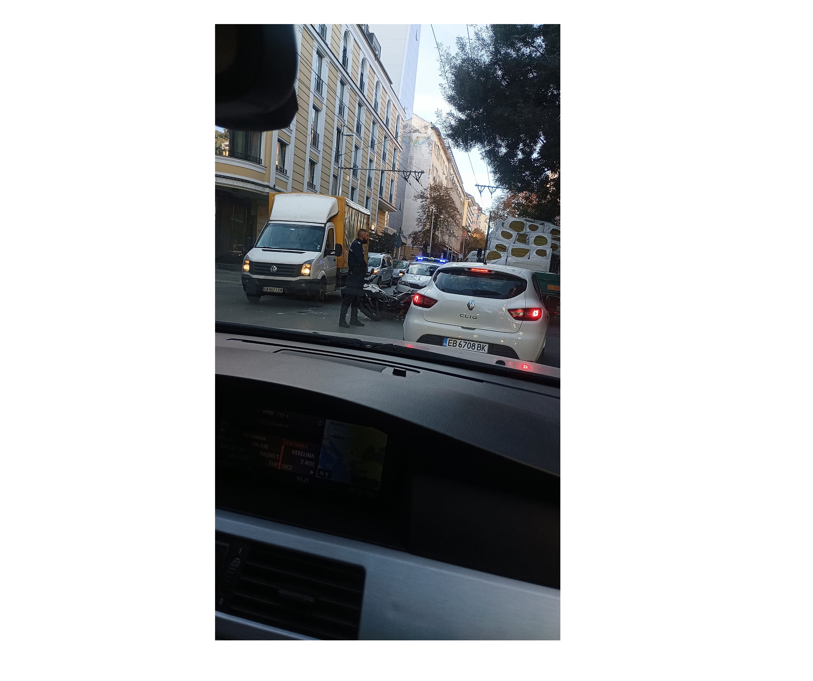 Полицай пострада, след като бе блъснат от лек автомобил