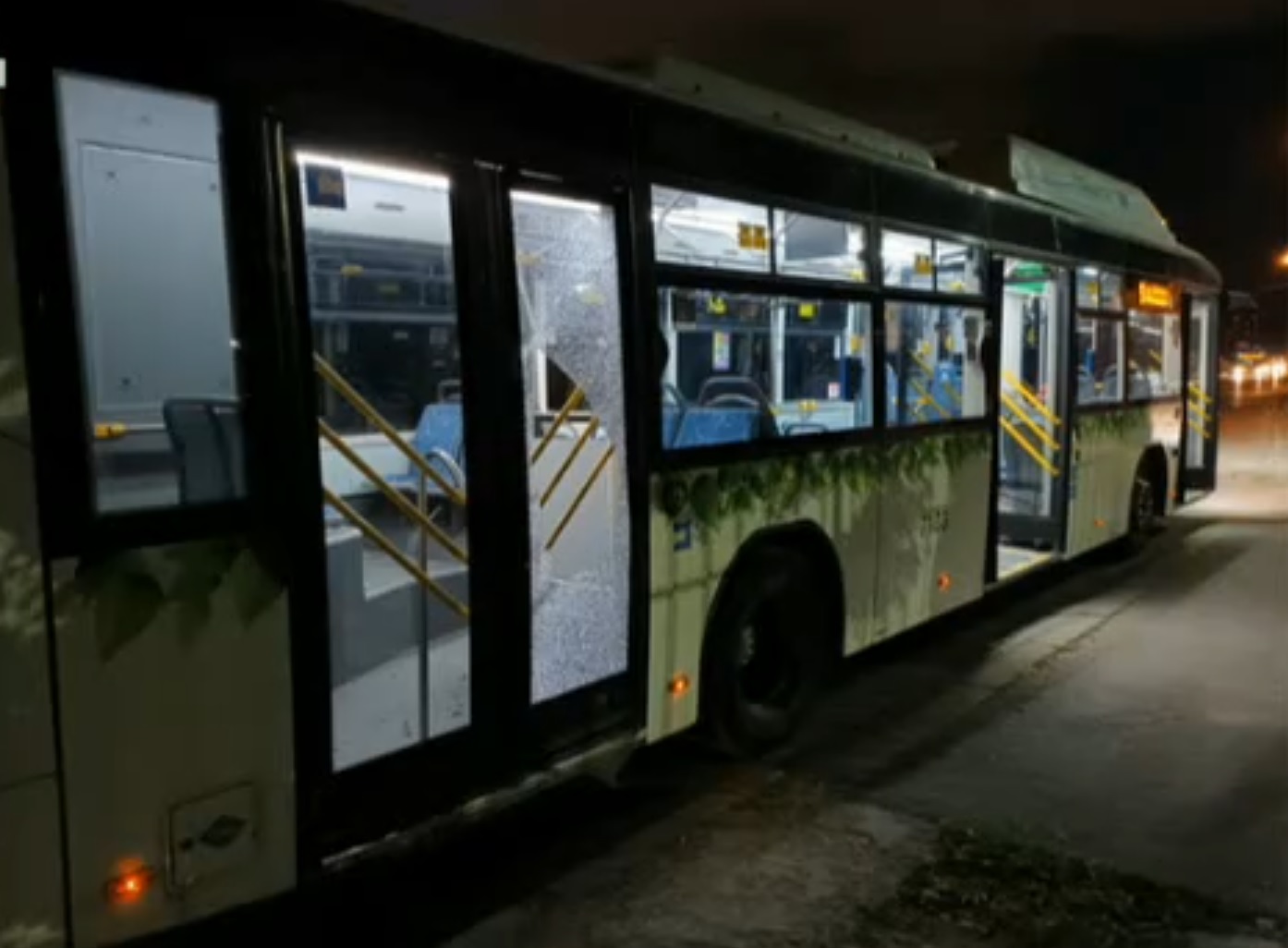 Атака с камъни: Неизвестни изпочупиха прозорци на автобус в София