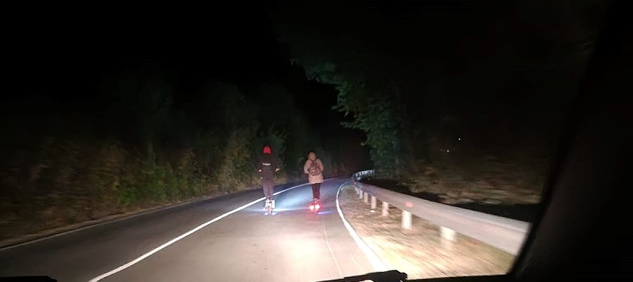 Мъж и жена карат тротинетки с 50 км/ч по пътя Бургас - Слънчев бряг (ВИДЕО)