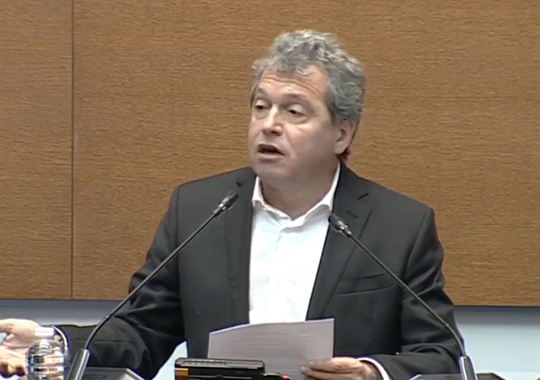 Дебатите по вота на недоверие започнаха с показване на опорките на ПП-ДБ