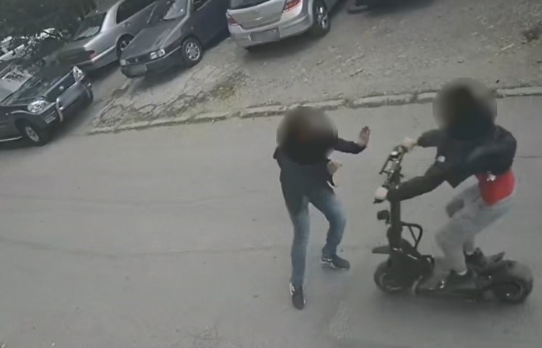 Наркопласьор блъсна трима полицаи с мощна тротинетка