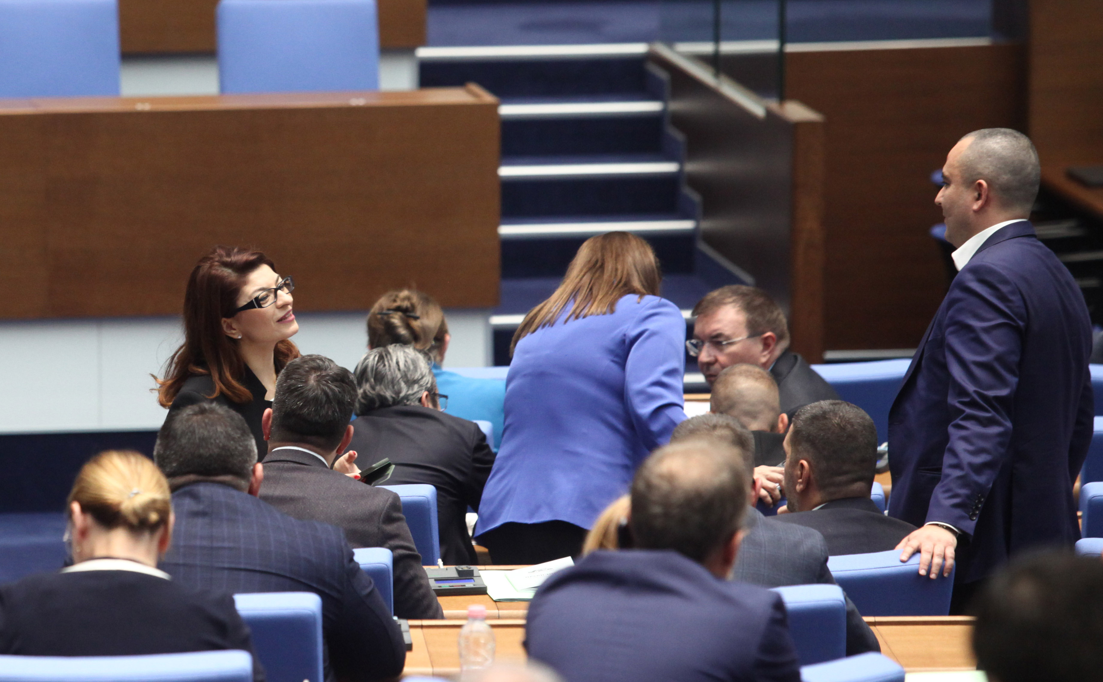 Кабинетът оцеля с гръцки хитове