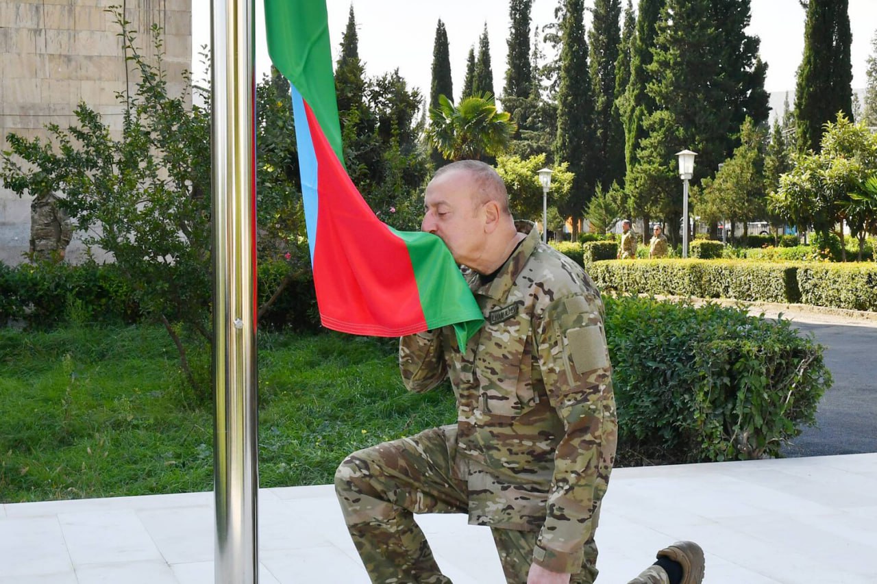 Илхам Алиев издига азербайджанското знаме в столицата на Нагорни Карабах