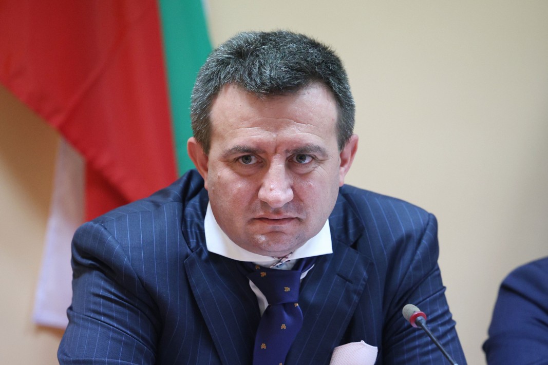 Орязаха наполовина заплатите на шефовете в държавни фирми