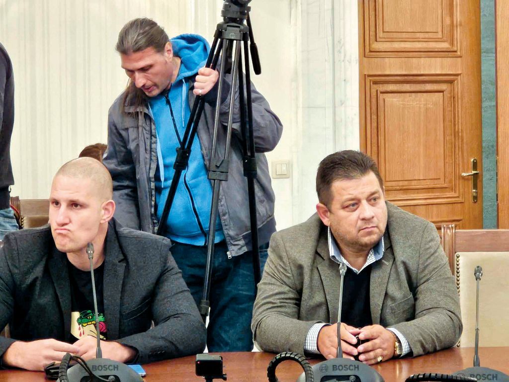 Елитни хакери проверяват машините за гласуване (обзор)