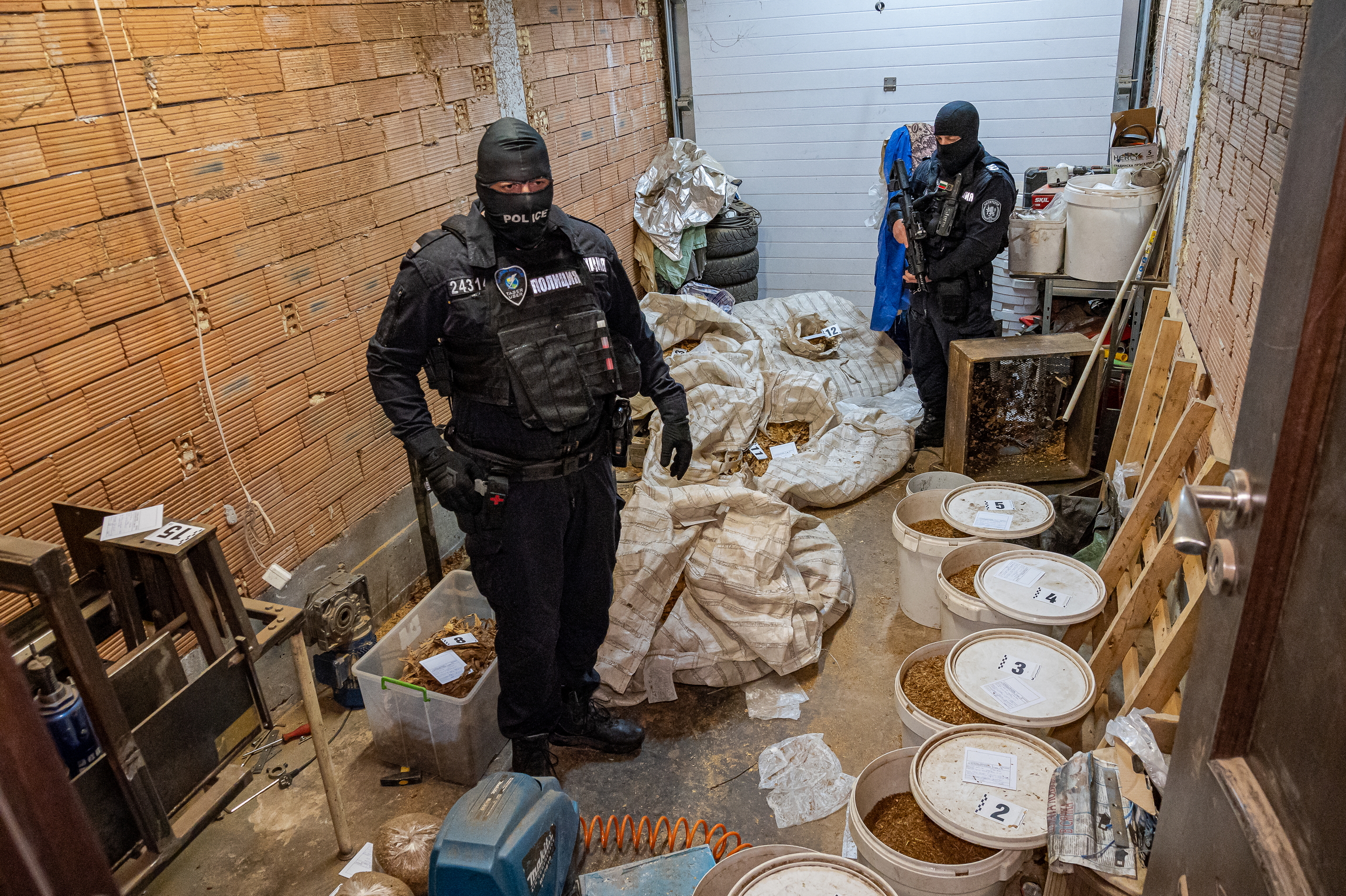 Разкриха нелегална фабрика за производство на цигари (СНИМКИ/ВИДЕО)