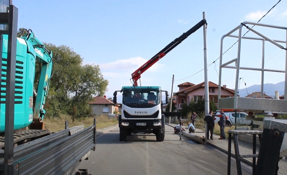 Пиян с пикап събори стълб край Симитли (ВИДЕО)