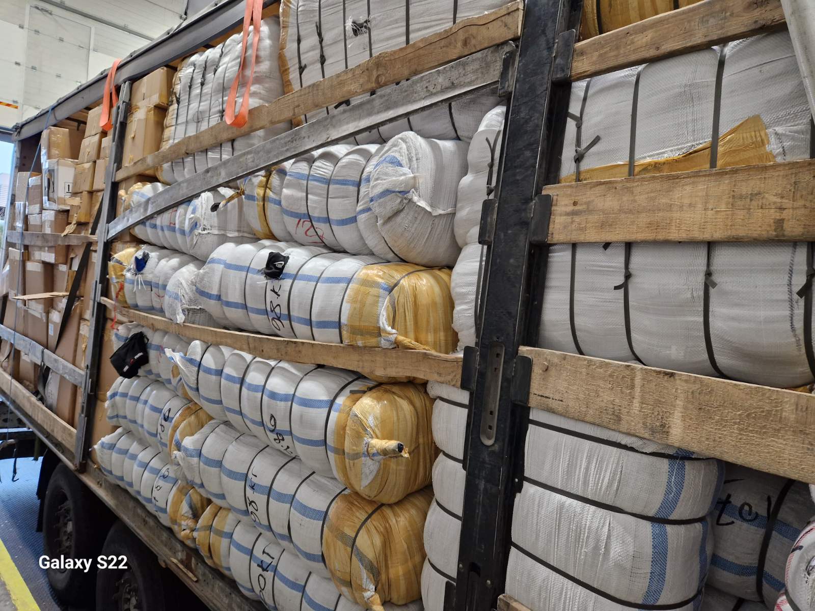 Задържаха контрабандни парфюми и облекла на "Капитан Андреево" (ВИДЕО)