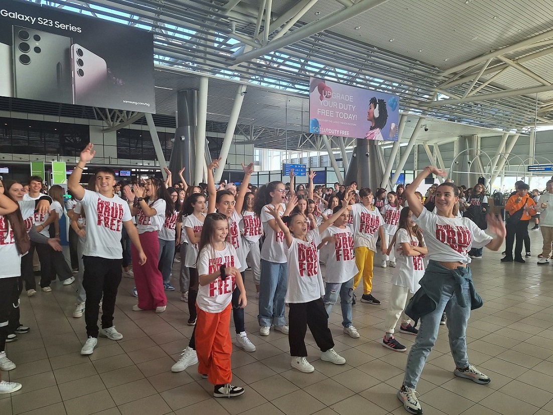 400 ученици се включиха във флашмоб на "Летище София" срещу употребата на наркотици (СНИМКИ)