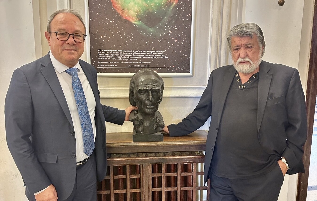 Вежди Рашидов дари бюст на Антон Дончев за бъдещия музей на БАН