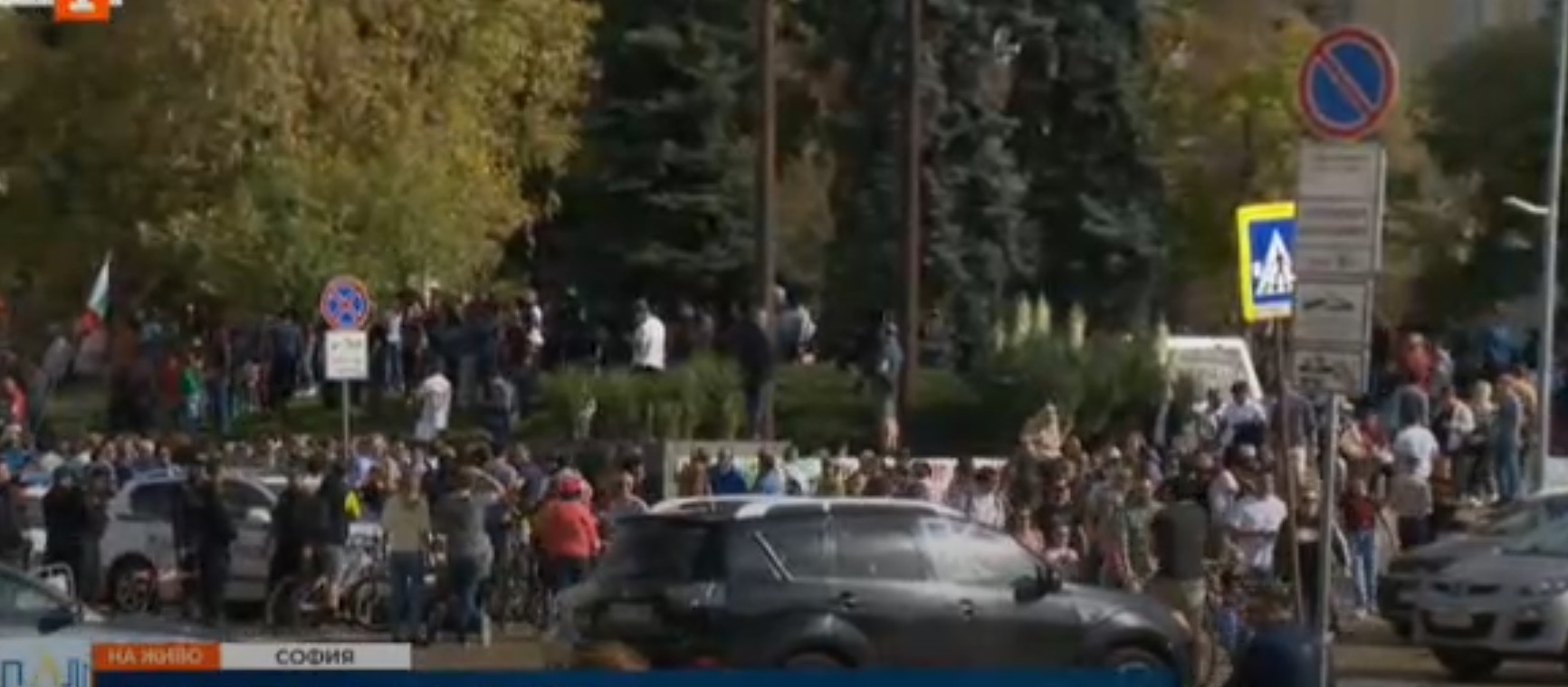 Напрежение между протестиращи и полицията пред сградата на ЦИК