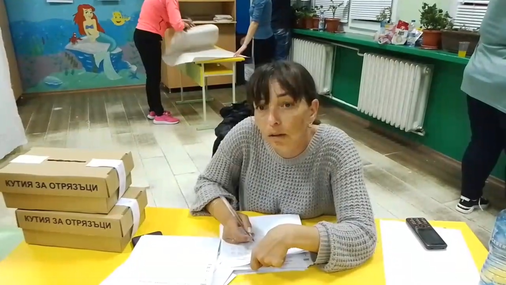 "Наши момчета сме, щете ли да помогнем?" Запис от броенето показва как дописват бюлетини във врачанско село
