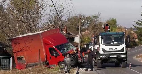 "Май заспах": Шофьор на микробус катастрофира в двор на къща