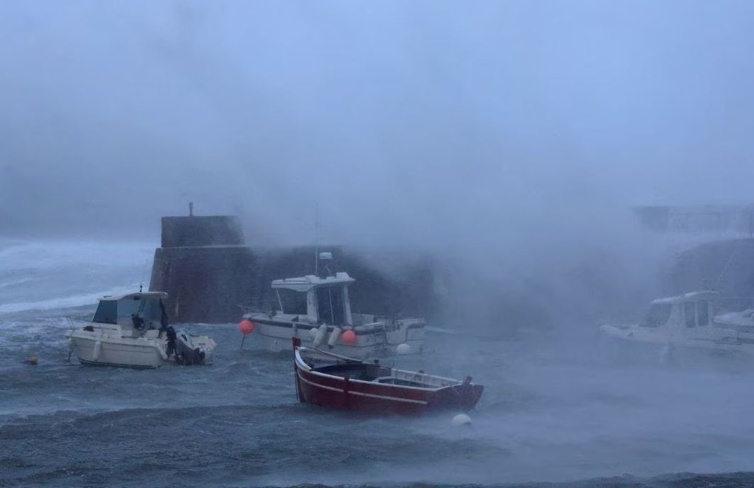 Атлантическа буря връхлетя Европа (обзор)