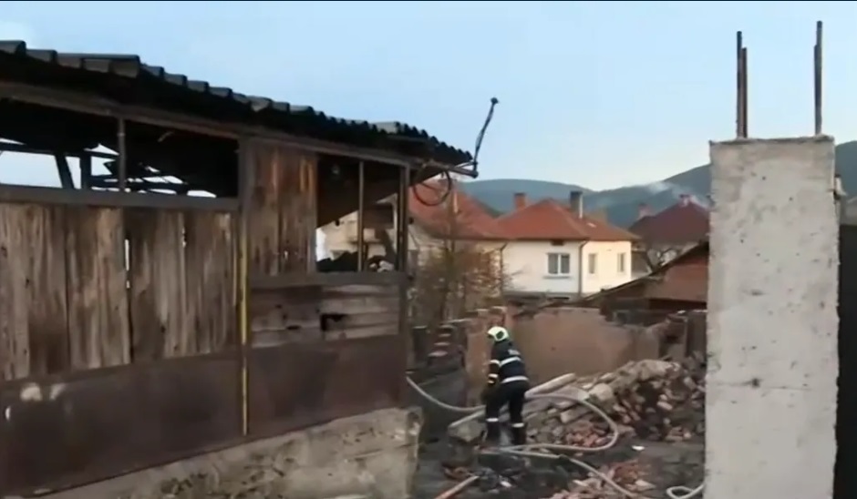 След пожара в Говедарци: Две семейства останаха без дом, търсят се доброволци
